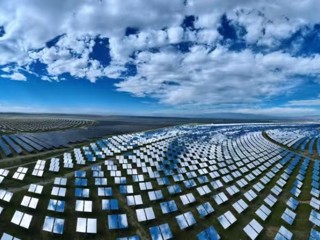 【坚定信心 实干争先——深入学习贯彻习近平总书记考察青海重要讲话精神】塔拉滩的蓝色蜕变：当戈壁荒滩长成“光伏海”