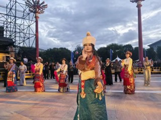 ‌千人锅庄舞：共舞民族团结的和谐乐章