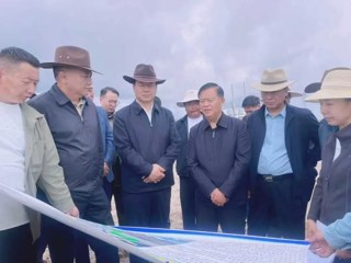 吕刚、尕玛朋措在青海湖南岸调研时强调 深入学习贯彻习近平总书记对青海工作重大要求 扎实推进青海湖南岸高质量发展和高水平保护