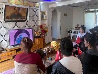 海南州各地各族群众收听收看纪念中国人民抗日战争暨世界反法西斯战争胜利80周年大会直播实况