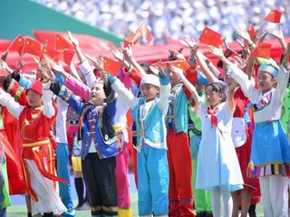 高原风暖处，团结之花正盛开