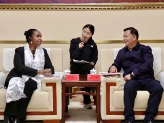 吕刚、尕玛朋措会见联合国驻华机构代表