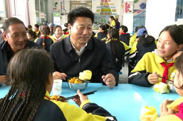 尕玛朋措在共和县调研基础教育公平、校园食品安全和学生营养改善计划落实等工作