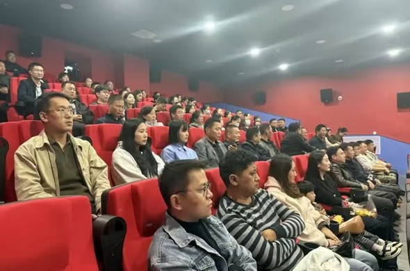 援青题材电影《靠近我 看见你》全国公映 海南州观影现场座无虚席
