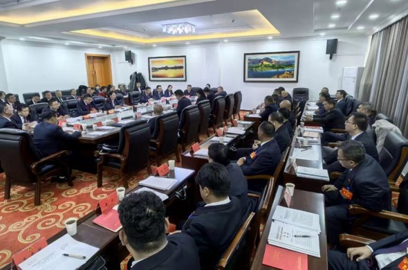 【聚焦2026全州两会】尕玛朋措参加州十五届人大七次会议贵德代表团审议