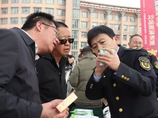 海南州举办“3·15国际消费者权益日”宣传活动  