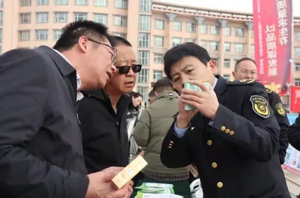 海南州举办“3·15国际消费者权益日”宣传活动  