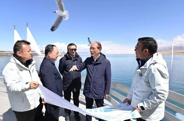吴晓军罗东川在青海湖沿线巡湖调研并召开现场办公会