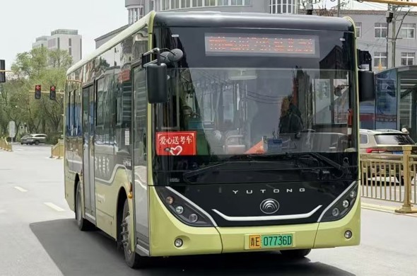 学子从容应考 各界暖心伴考——我州2026年高考首日见闻 